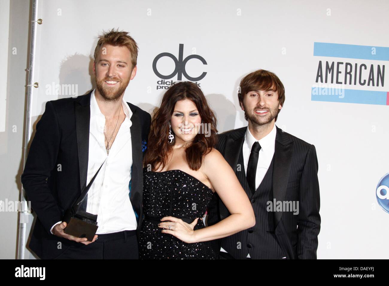 Musiker Dave Haywood (l-R), Hillary Scott und Charles Kelley von «Lady Antebellum» stellen im Presseraum des 2011 American Music Awards im Nokia Theatre L.A. Live in Los Angeles, USA, am 20. November 2011. Foto: Hubert Boesl Stockfoto