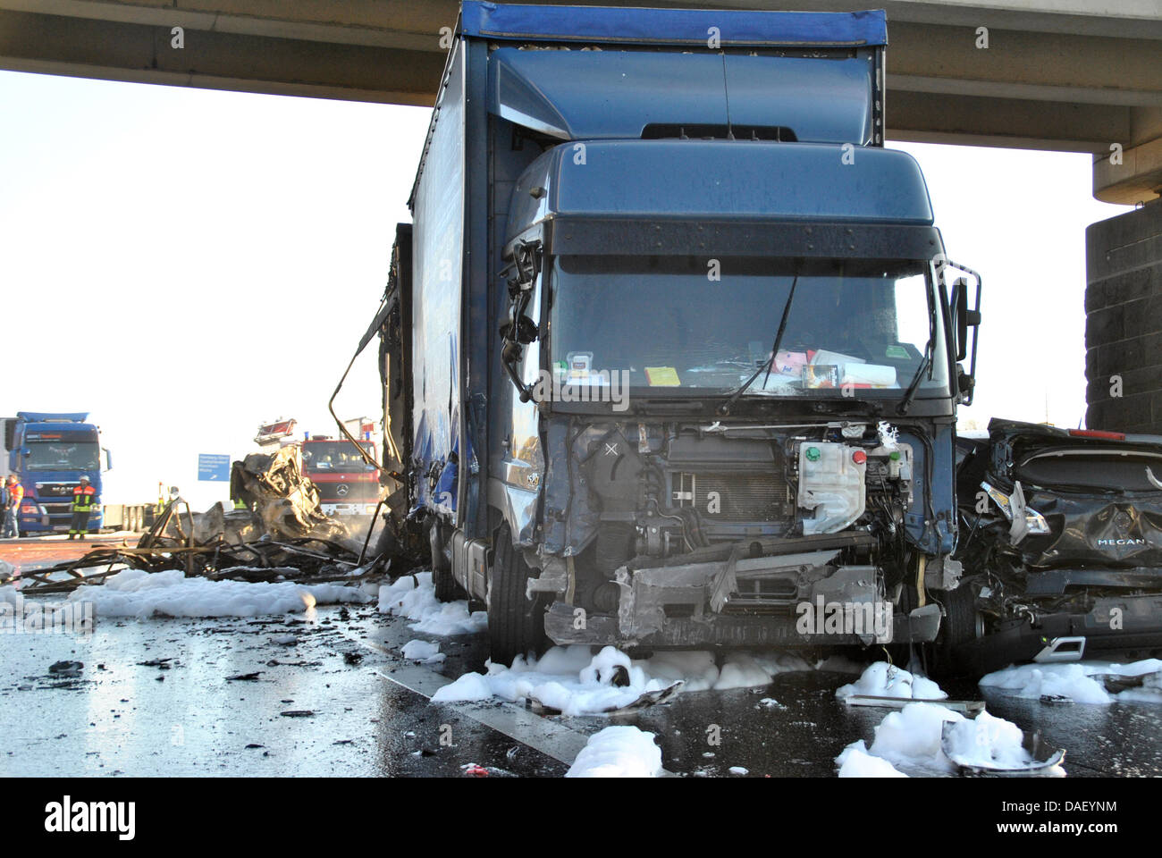 Ein LKW und ein Auto mit einem Unfall auf der Autobahn A5 zwischen Homberg/Ohm und Grünberg, Deutschland, 21. November 2011 trafen. In einer Kollision mit 13 Autos, zwei Menschen wurden getötet und mehrere verletzt. Nach Angaben der Polizei ein LKW prallte gegen Ende einen Stau und schob ein Auto unter einen Sattelzug.   Foto: HANS-HUBERTUS BRAUNE /medienkontor fulda Stockfoto