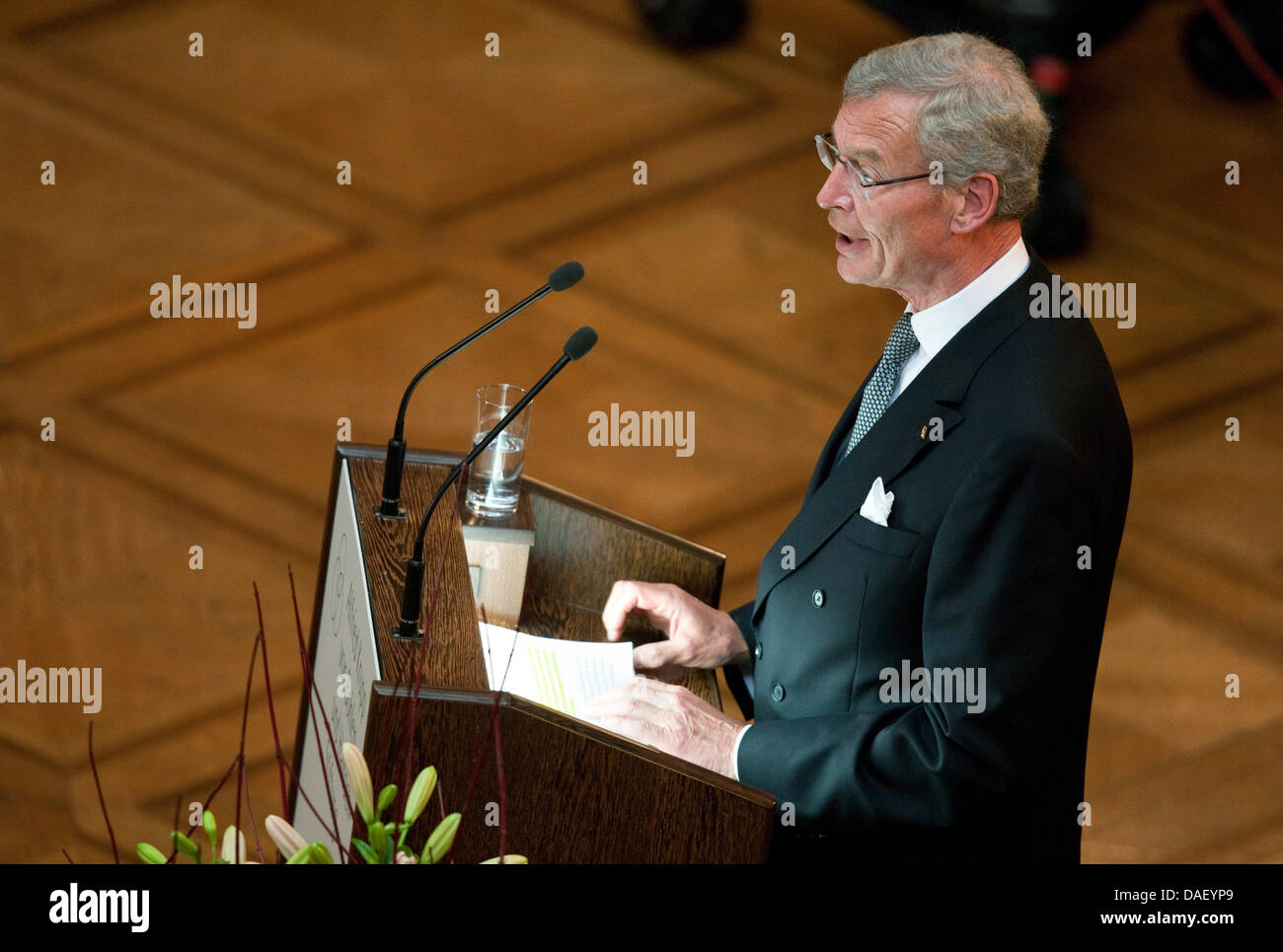 Anlässlich des 200. Jahrestages der deutschen Stahl- und industriellen spricht Riesen Krupp (heute bekannt als der ThyssenKrupp-Konzern), Gerhard Cromme, Vorsitzender des Aufsichtsrats der ThyssenKrupp AG, auf Villa Hügel in Essen, Deutschland, 20. November 2011. Foto: Rolf Vennenbernd Stockfoto