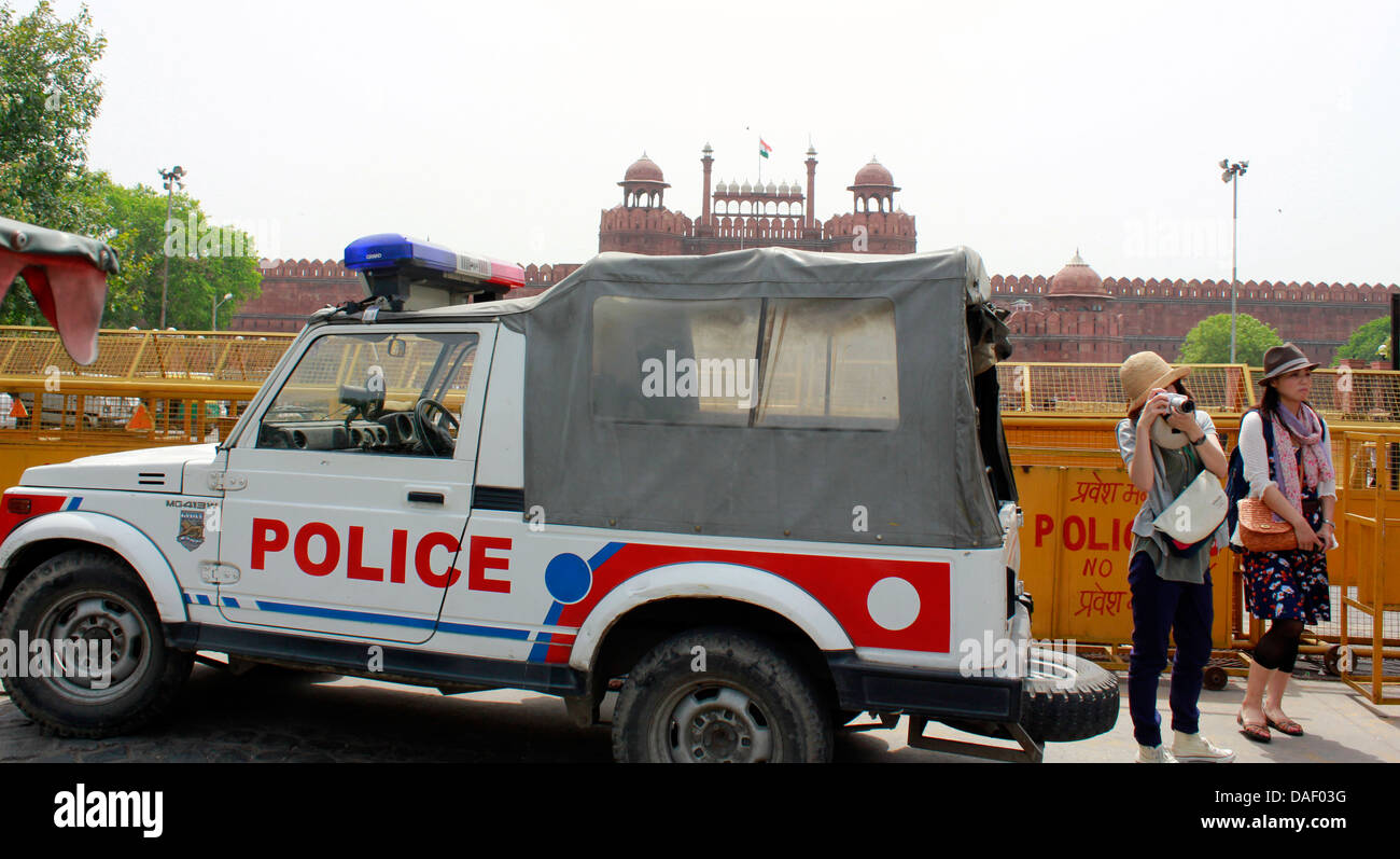 Polizei-Jeep vor roten Fort Indien als ausländischer Tourist fotografiert. Neu-Delhi, Indien Stockfoto