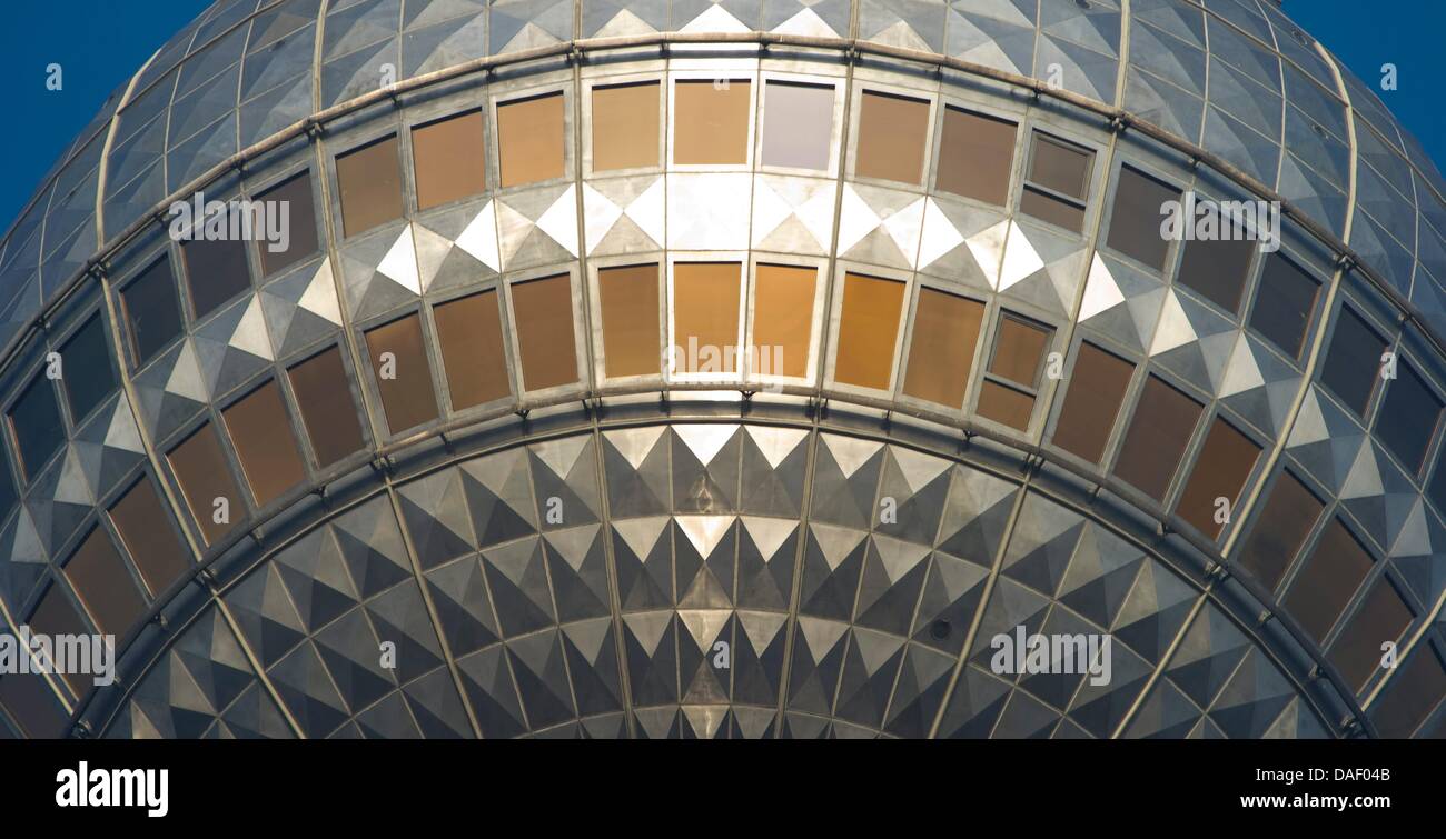 Die Kugel des Fernsehturms glänzt in der Sonne in Berlin, Deutschland, 22. November 2011. Im Moment gibt es Bauarbeiten statt am Eingang den Eingangsbereich des Turms, der im Jahre 1969 gebaut wurde. Zu Beginn des Jahres 2012 Restaurierung wird abgebrochen, das Restaurant in der Kugel. Alle Bereiche des Besuchers wie Restaurant, Eingangshalle und den Aussichtsplattformen werden modernisieren Stockfoto