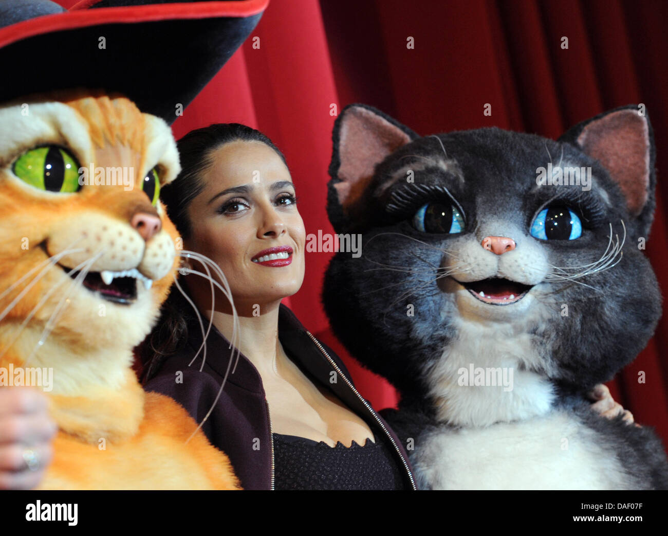 Mexikanische Schauspielerin Salma Hayek stellt während der Premiere des animierten Films "Puss in Boots" im Cinestar Kino, Potsdamer Platz in Berlin, Deutschland, 22. November 2011. Sie ist die Synchronstimme von einer der Hauptfiguren. Der Film beginnt in den Kinos 8. Dezember 2011 zeigt. Foto: Jens Kalaene Stockfoto