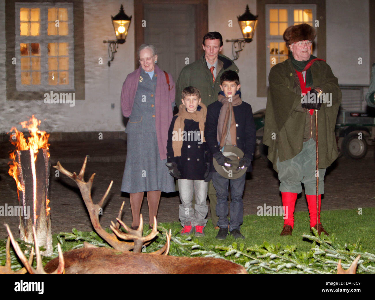 Dänische Königin Margrethe, Prinz Joachim, Prinzgemahl Henrik, Prinz Felix und und Prinz Nikolai während der königlichen Jagd, moderiert von Prinz Henrik an Grib Skov in Dänemark, 22. November 2011. Foto: Albert Nieboer / Niederlande, Stockfoto