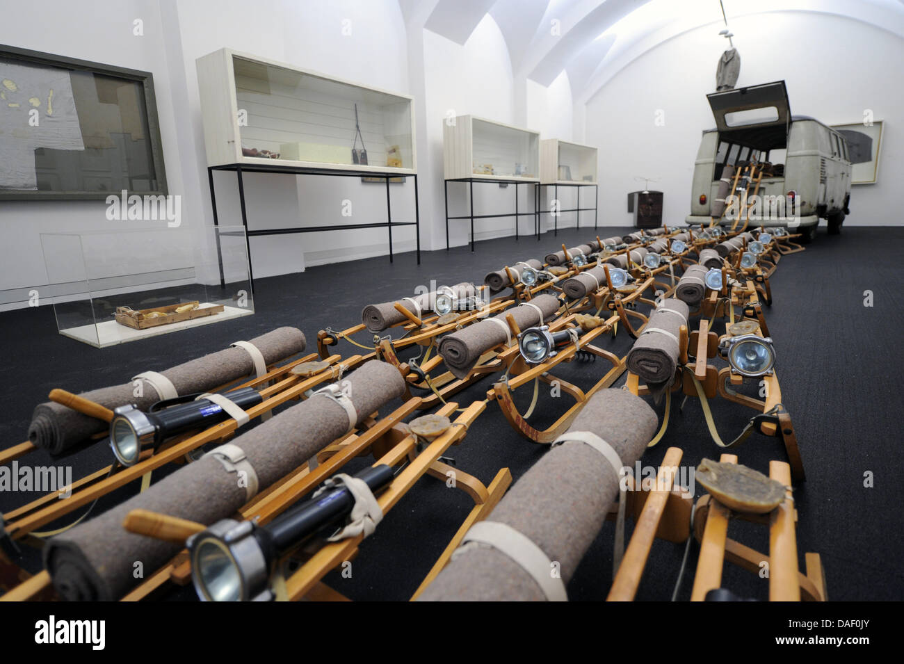 Joseph Beuys' 'Das Rudel"ist auf dem Display in der neuen Galerie (neue Galerie) in Kassel, Deutschland, 23. November 2011. Nach fünf Jahren und einer kompletten Renovierung öffnet der neuen Galerie seine Türen wieder. Foto: UWE ZUCCHI Stockfoto