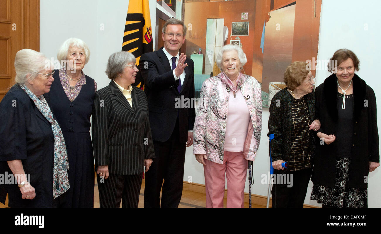 Bundespräsident Christian Wulff begrüßt die so genannte "Schutt Frauen" Gerda Mai (L-R), Thea Walter, Anni Liebelt, Gisela Stange, Hildegard Nitschke und Christine Razum Schloss Bellevue in Berlin, Deutschland, 23. November 2011. Wulff ehrt die Frauen leisten ihren Beitrag zum Wiederaufbau Deutschlands nach dem zweiten Weltkrieg. Foto: Jörg Carstensen Stockfoto