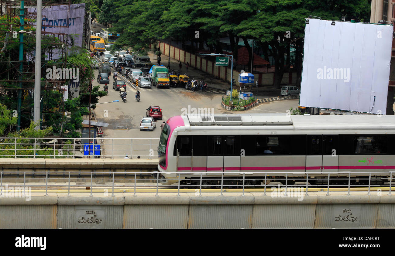 U-Bahn-Zug am Trinity Kreis, Bangalore Stockfoto