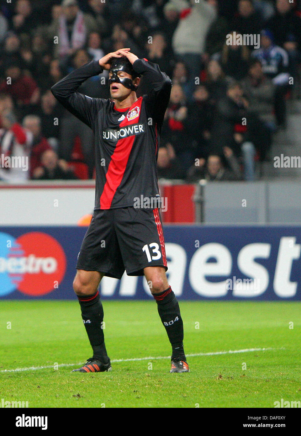 Michael Ballack Leverkusen reagiert während der Champions League-Gruppe E-Fußballspiel zwischen Bayer Leverkusen und dem FC Chelsea in der BayArena in Leverkusen, Deutschland, 23. November 2011. Foto: Rolf Vennenbernd Dpa/lnw Stockfoto