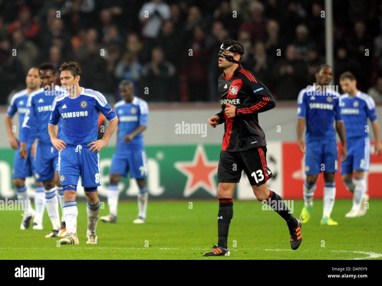 Frank Lampard (3L) von Chelsea und Leverkusens Michael Ballack reagieren während der Champions League-Gruppe E-Fußballspiel zwischen Bayer Leverkusen und dem FC Chelsea in der BayArena in Leverkusen, Deutschland, am 23. November 2011. Foto: Federico Gambarini Dpa/Lnw +++(c) Dpa - Bildfunk +++ Stockfoto