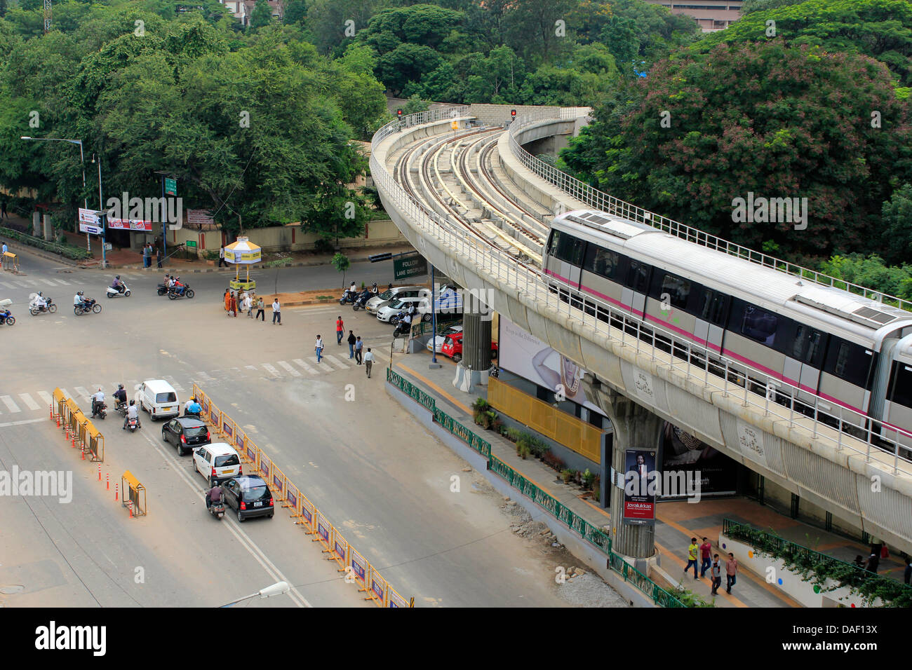 Bangalore-Stadt. Grünen nähert sich ein u-Bahn-Zug die M G Road Station. Stockfoto