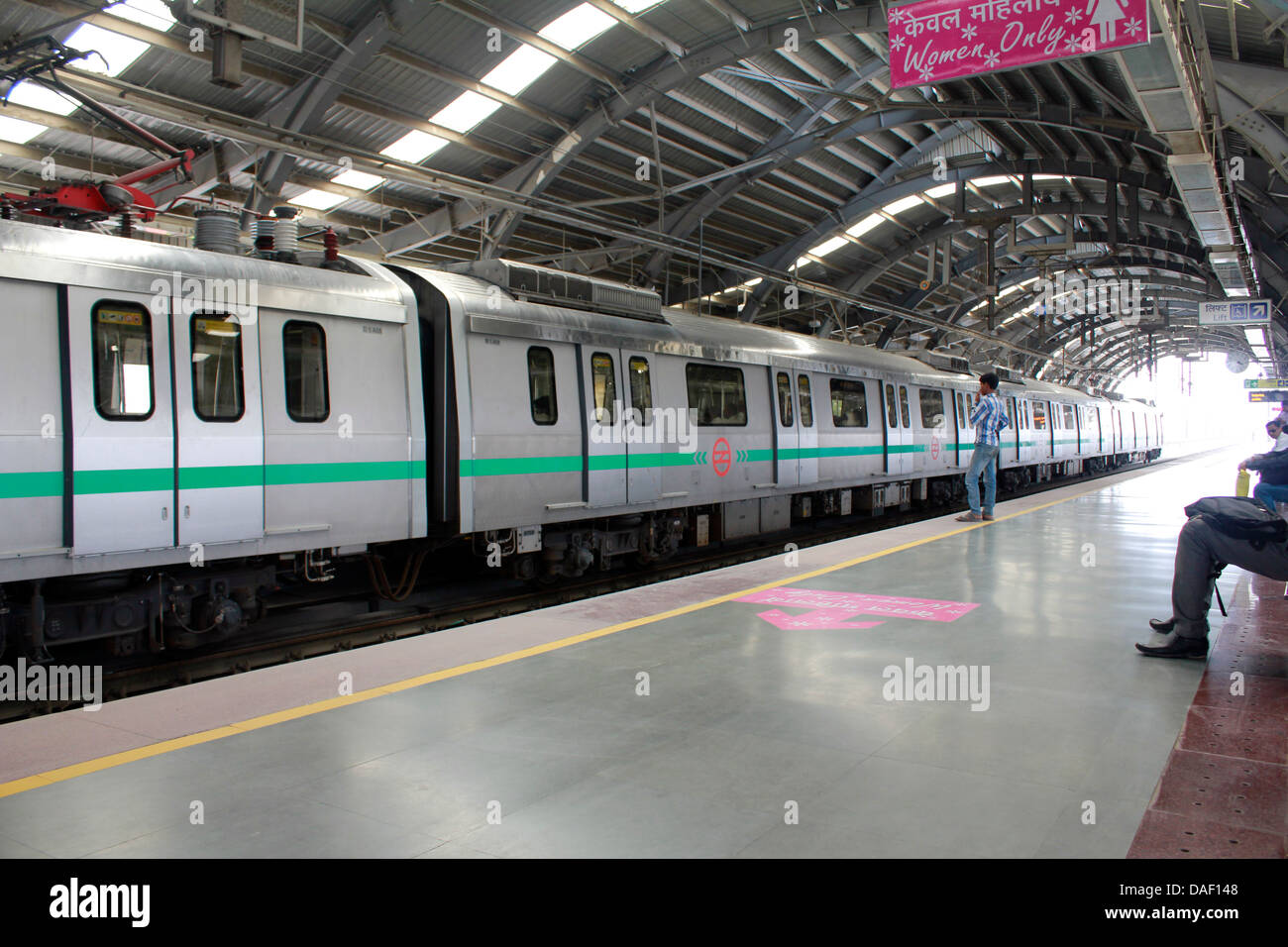 Delhi Metro Zug Haltestelle Udyog Nagar; Neu-Delhi Stockfoto