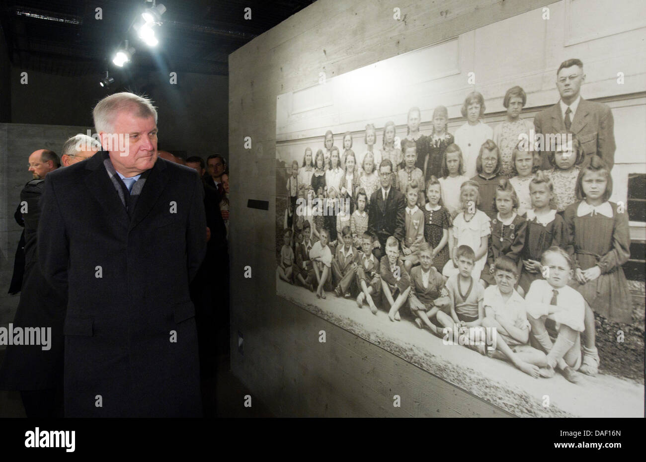 Premier of Bavaria Horst Seehofer (R) steht neben einem Foto zeigt die ehemaligen Bewohnern des Dorfes in Lidice, Tschechische Republik, 24. November 2011 in der Gedenkstätte Lidice. Am 10. Juni 1942 wurde das Dorf als Vergeltung für das Attentat auf Reinhard Heydrich, Chef des das Reichssicherheitshauptamt vollständig zerstört. 340 Einwohner starben in der Vergeltung-Aktion. Seehofer ist zu Besuch Stockfoto