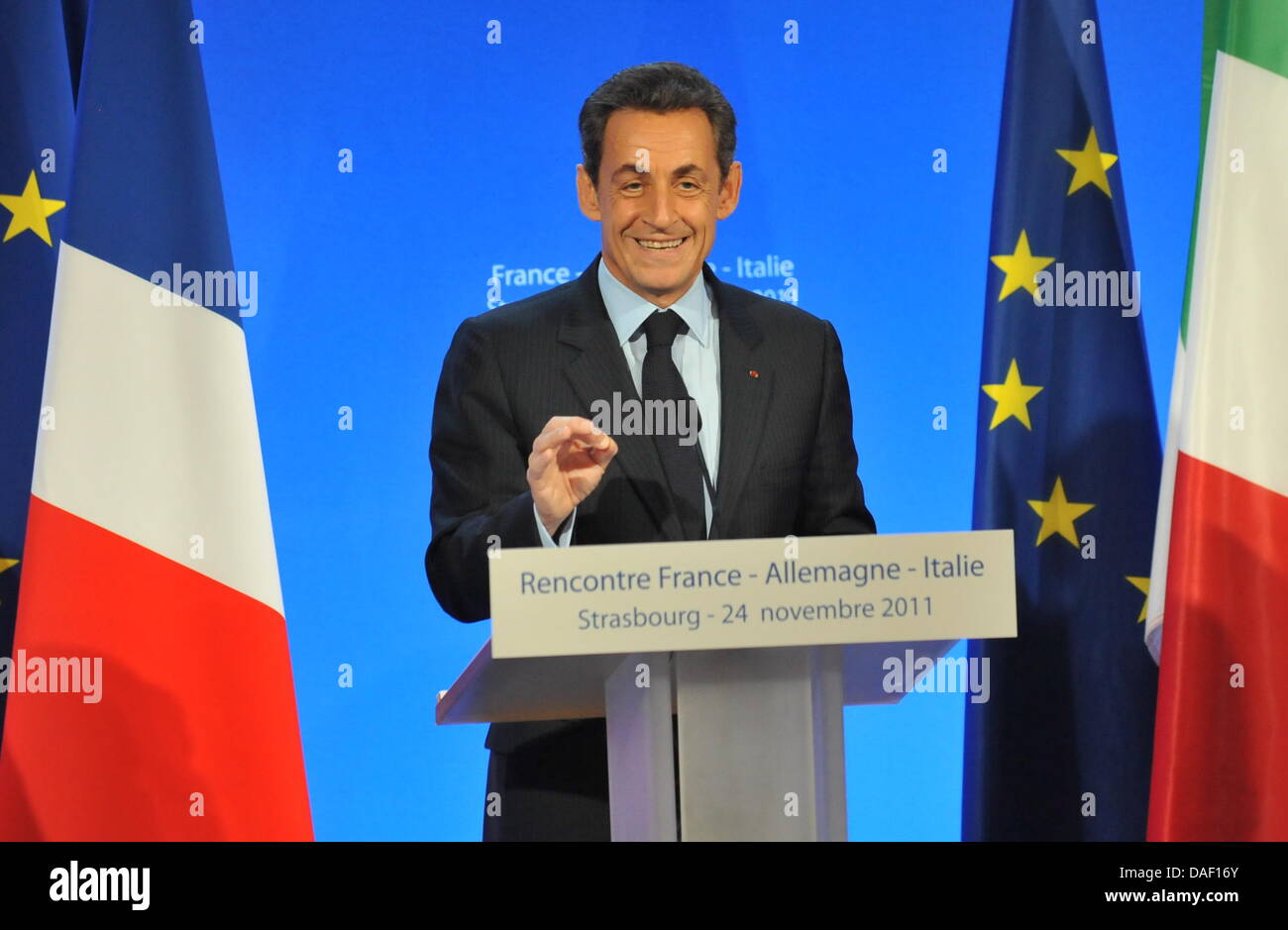 Der französische Präsident Nicolas Sarkozy spricht während einer Pressekonferenz in Straßburg, Frankreich, 24. November 2011. Italiens Premier Mario Monti, der französische Präsident Nicolas Sarkozy und Bundeskanzlerin Angela Merkel treffen zu Gesprächen über die finanzielle Situation der Eurozone Länder. Foto: ROLF HAID Stockfoto