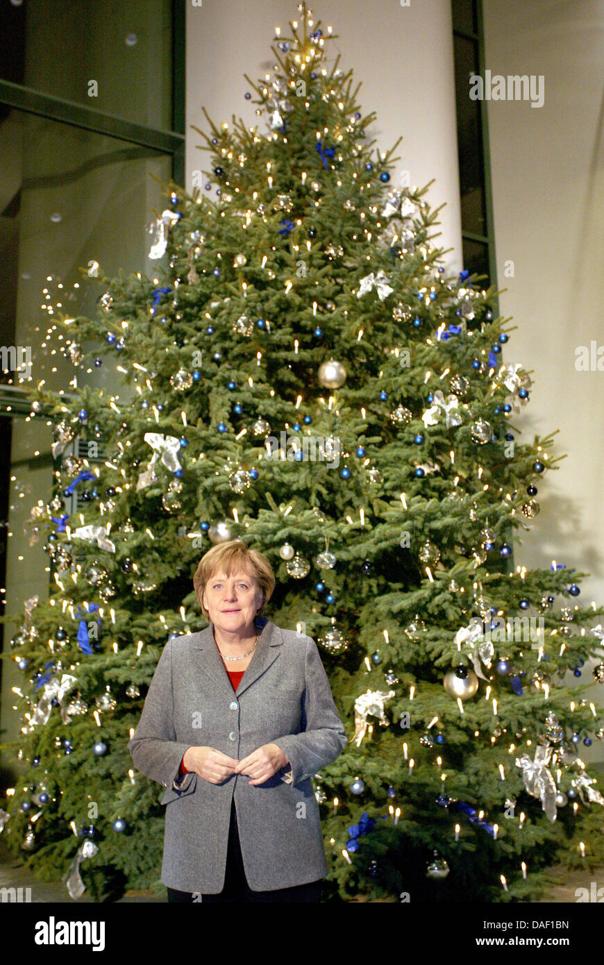 Deutsche Bundeskanzlerin Angela Merkel (CDU) steht vor einem großen geschmückter Weihnachtsbaum im Bundeskanzleramt in Berlin, Deutschland, 24. November 2011. Die Nordmanntanne hinter ihr ist aus dem Odenwald und wurde ihr von der Baden-Württemberg-Forstwirtschaft-Abteilung gegeben. Es ist einer der drei Bäume, erhielt die Kanzlerin um die Staatskanzlei für Weihnachten zu verzieren. Foto: Ste Stockfoto