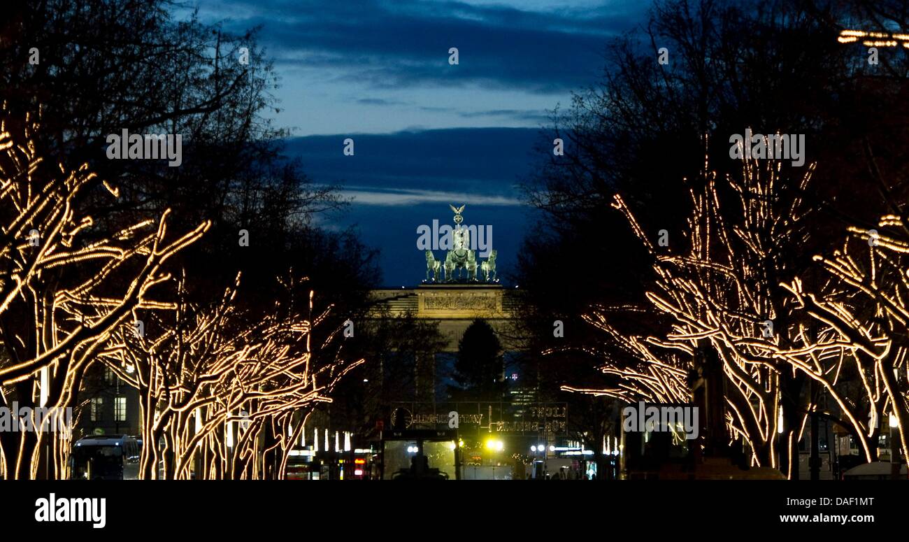 Weihnachtsbeleuchtung Leuchten unter Den Linden vor dem Brandenburger Tor in Berlin, Deutschland, 25. November 2011. Mehr als 270 Bäume sind dekoriert mit 80.000 m Lichter und Leuchten von der Dämmerung in die Nacht hinein. Foto: SEBASTIAN KAHNERT Stockfoto