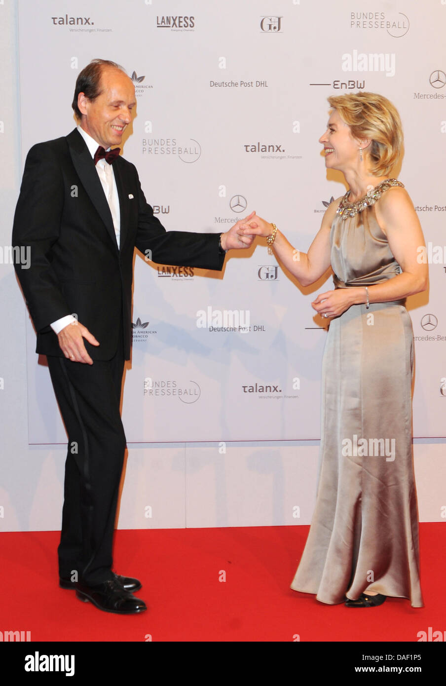 Deutsche Arbeitsministerin Ursula von der Leyen (R CDU) und ihrem Ehemann Heiko besuchen die 60. jährliche Presseball "Bundespresseball" im Hotel Intercontinental in Berlin, Deutschland, 25. November 2011. Foto: Jens Kalaene Stockfoto