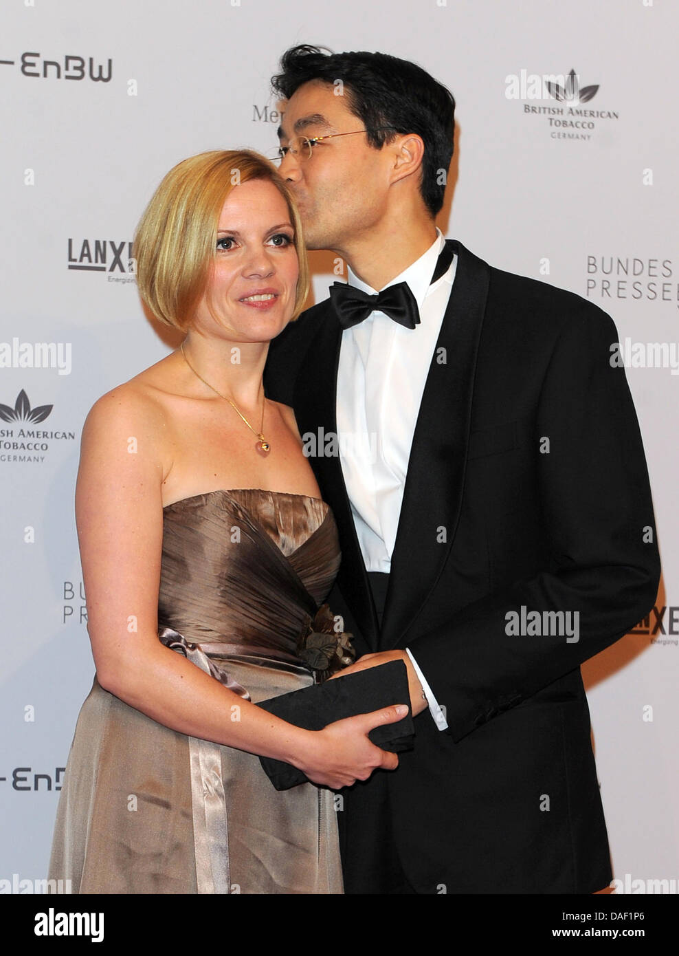 Bundesminister der Wirtschaft, Philipp Roesler (R, FDP) und seine Frau Wiebke besuchen die 60. jährliche Presseball "Bundespresseball" im Hotel Intercontinental in Berlin, Deutschland, 25. November 2011. Foto: Jens Kalaene Stockfoto