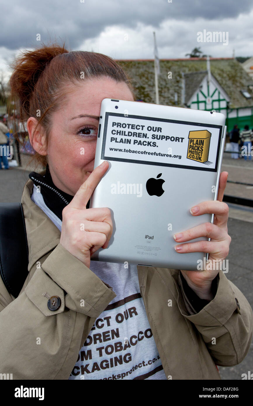 Archiv-Plain Packs schützen Kampagne. Die Regierung soll seine Pläne zur Einführung standardisierter Einheitsverpackungen für Zigaretten in den UK "Plain Supportpakete unsere Kinder schützen" Aktivisten The Plain Packs zu schützen, dass Kampagne erstellt wurde, um zu helfen, das Bewusstsein für die Notwendigkeit, die 340.000 Kinder zu reduzieren, die Rauchen zum ersten Mal jedes Jahr versuchen und markieren Sie die Wahrheit hinter Tabakverpackungen zu verschieben Stockfoto