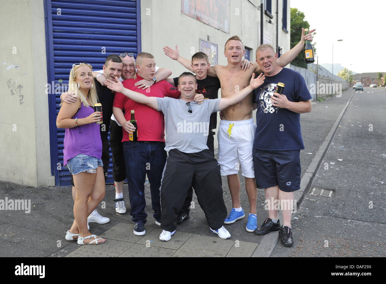 Belfast, Nordirland. 11. Juli 2013. Am 11. Juli werden standhaft protestantischen Gebieten "Elfte Nacht" Freudenfeuer angezündet. Viele sind massive Konstruktionen aus Holz Paletten, alte Sofas und Gummireifen, garniert mit irischen Fahnen oder Bildnisse von pro-Nationalist zahlen. Lagerfeuer Architekten Schlacht es sehen, wer der größte aufbauen kann und Verschiebungen der junge Wächter sicherzustellen, dass die rivalisierende Bauherren nicht brennbarer Beute stehlen. Um Mitternacht die Freudenfeuer angezündet werden, und diese wütenden Infernos lodernden quer durch die Stadt zu sehen. Im Bild: Straße und der Shankhill-Kredit fällt: Andrew Chittock/Alamy Live neu Stockfoto