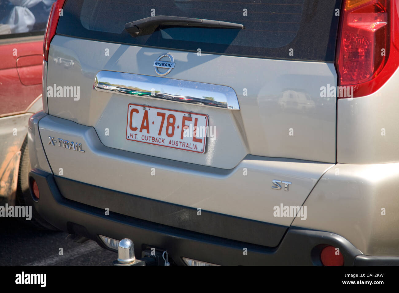 australisches Nummernschild auf dem Heck eines Nissan x Trailfahrzeugs in darwin. Das Nummernschild ist NT Outback Stockfoto