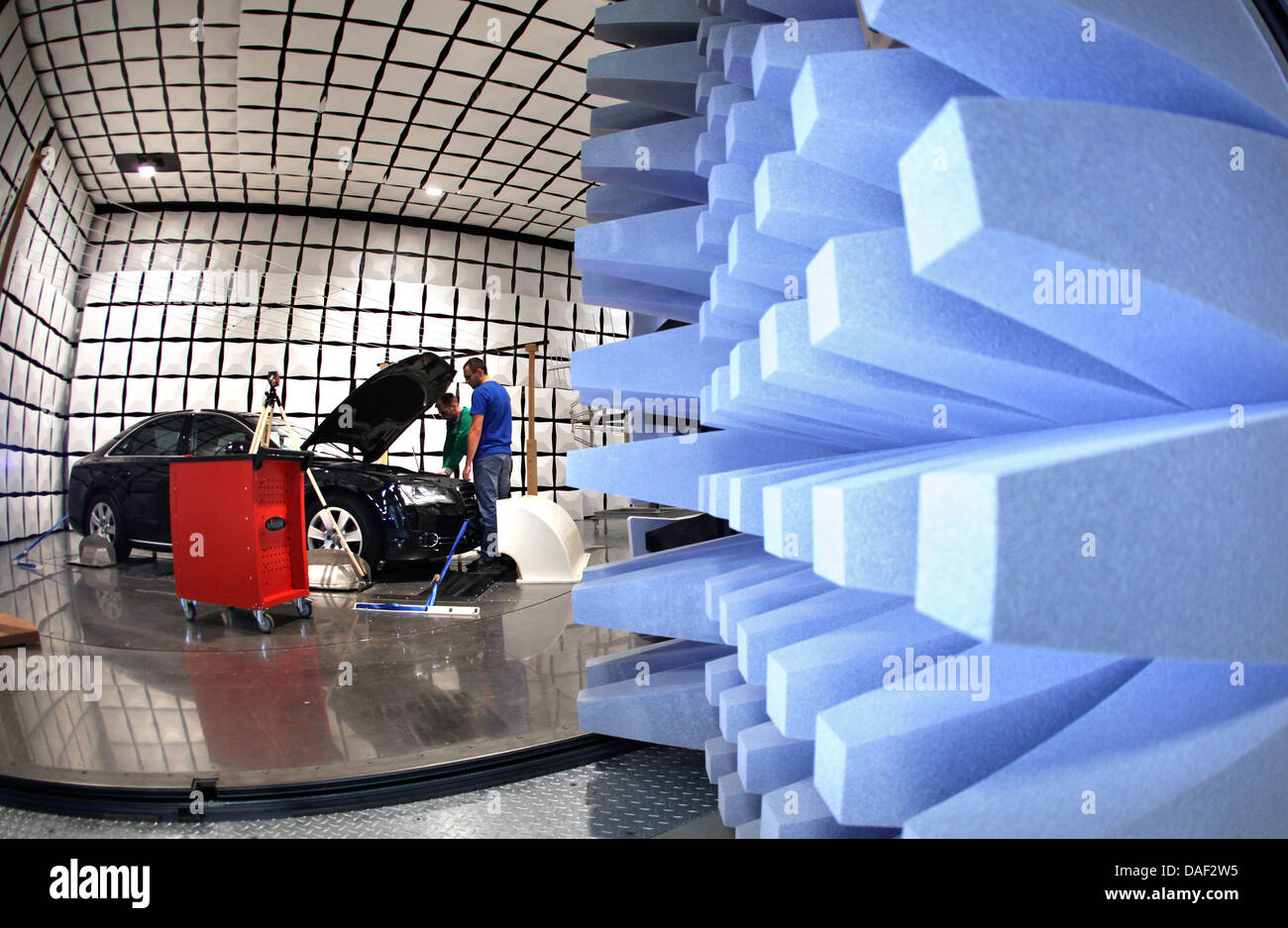 Datei - ein Archiv Bild datiert 11. November 2011 zeigt die Entwicklungs-Ingenieure, Norman Mueller (R) und Matthias Trebeck Vorbereitung eine Testreihe an das neue Automotive-Labor für die Untersuchung der elektromagnetischen Verträglichkeit (EMV) an der West Sächsischen Hochschule Zwickau, Deutschland. Moderne Fahrzeuge sind elektromagnetische Störfelder ausgesetzt. Das Labor testet die immun Stockfoto