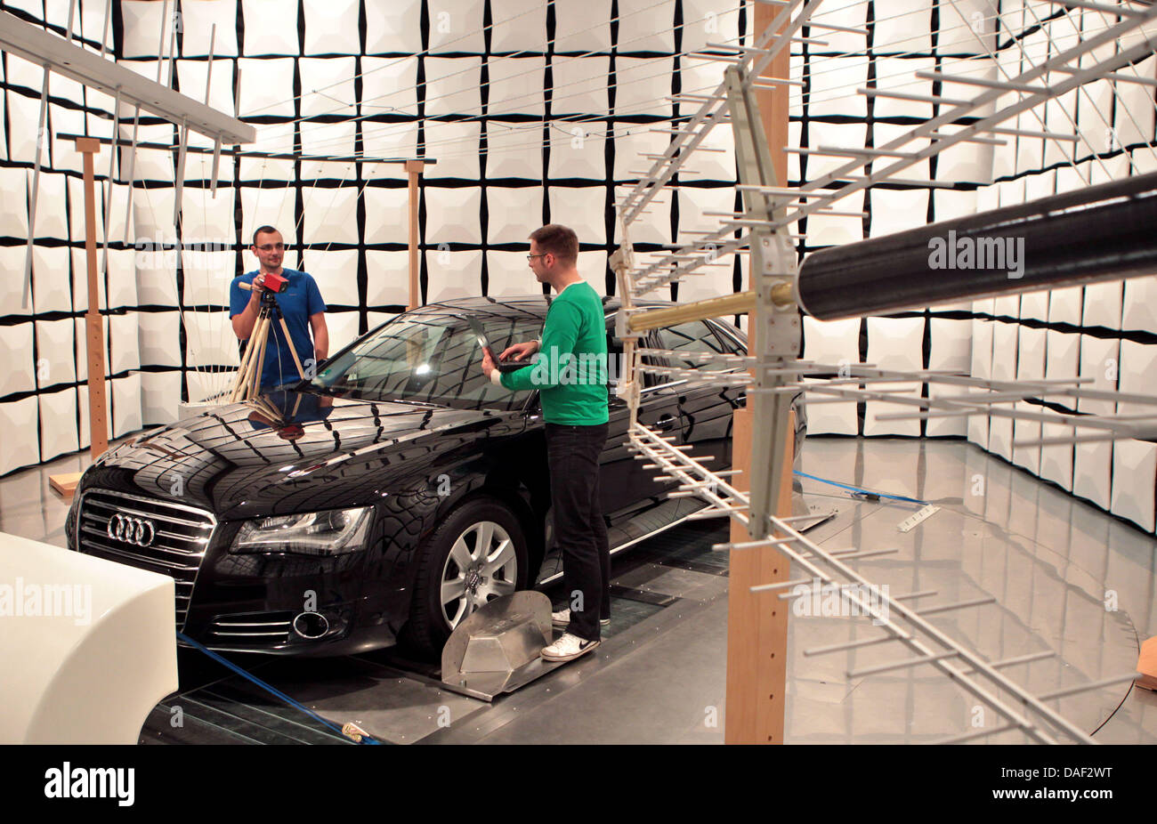 Datei - ein Archiv Bild datiert 11. November 2011 zeigt die Entwicklungsingenieure Norman Müller (L) und Matthias Trebeck Vorbereitung eine Testreihe an das neue Automotive-Labor für die Untersuchung der elektromagnetischen Verträglichkeit (EMV) an der West Sächsischen Hochschule Zwickau, Deutschland. Moderne Fahrzeuge sind elektromagnetische Störfelder ausgesetzt. Das Labor testet die immun Stockfoto
