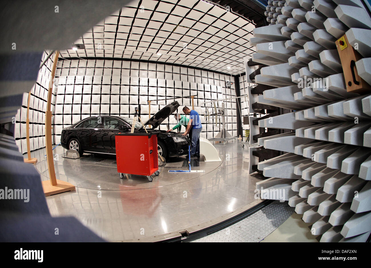 Datei - ein Archiv Bild datiert 11. November 2011 zeigt die Entwicklungs-Ingenieure, Norman Mueller (R) und Matthias Trebeck Vorbereitung eine Testreihe an das neue Automotive-Labor für die Untersuchung der elektromagnetischen Verträglichkeit (EMV) an der West Sächsischen Hochschule Zwickau, Deutschland. Moderne Fahrzeuge sind elektromagnetische Störfelder ausgesetzt. Das Labor testet die immun Stockfoto