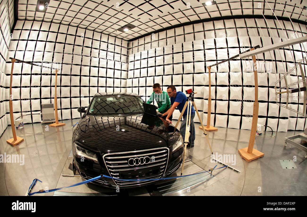 Datei - ein Archiv Bild datiert 11. November 2011 zeigt die Entwicklungs-Ingenieure, Norman Mueller (R) und Matthias Trebeck Vorbereitung eine Testreihe an das neue Automotive-Labor für die Untersuchung der elektromagnetischen Verträglichkeit (EMV) an der West Sächsischen Hochschule Zwickau, Deutschland. Moderne Fahrzeuge sind elektromagnetische Störfelder ausgesetzt. Das Labor testet die immun Stockfoto