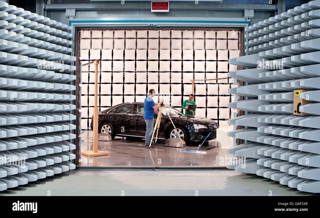 Datei - ein Archiv Bild datiert 11. November 2011 zeigt die Entwicklungsingenieure Norman Müller (L) und Matthias Trebeck Vorbereitung eine Testreihe an das neue Automotive-Labor für die Untersuchung der elektromagnetischen Verträglichkeit (EMV) an der West Sächsischen Hochschule Zwickau, Deutschland. Moderne Fahrzeuge sind elektromagnetische Störfelder ausgesetzt. Das Labor testet die immun Stockfoto