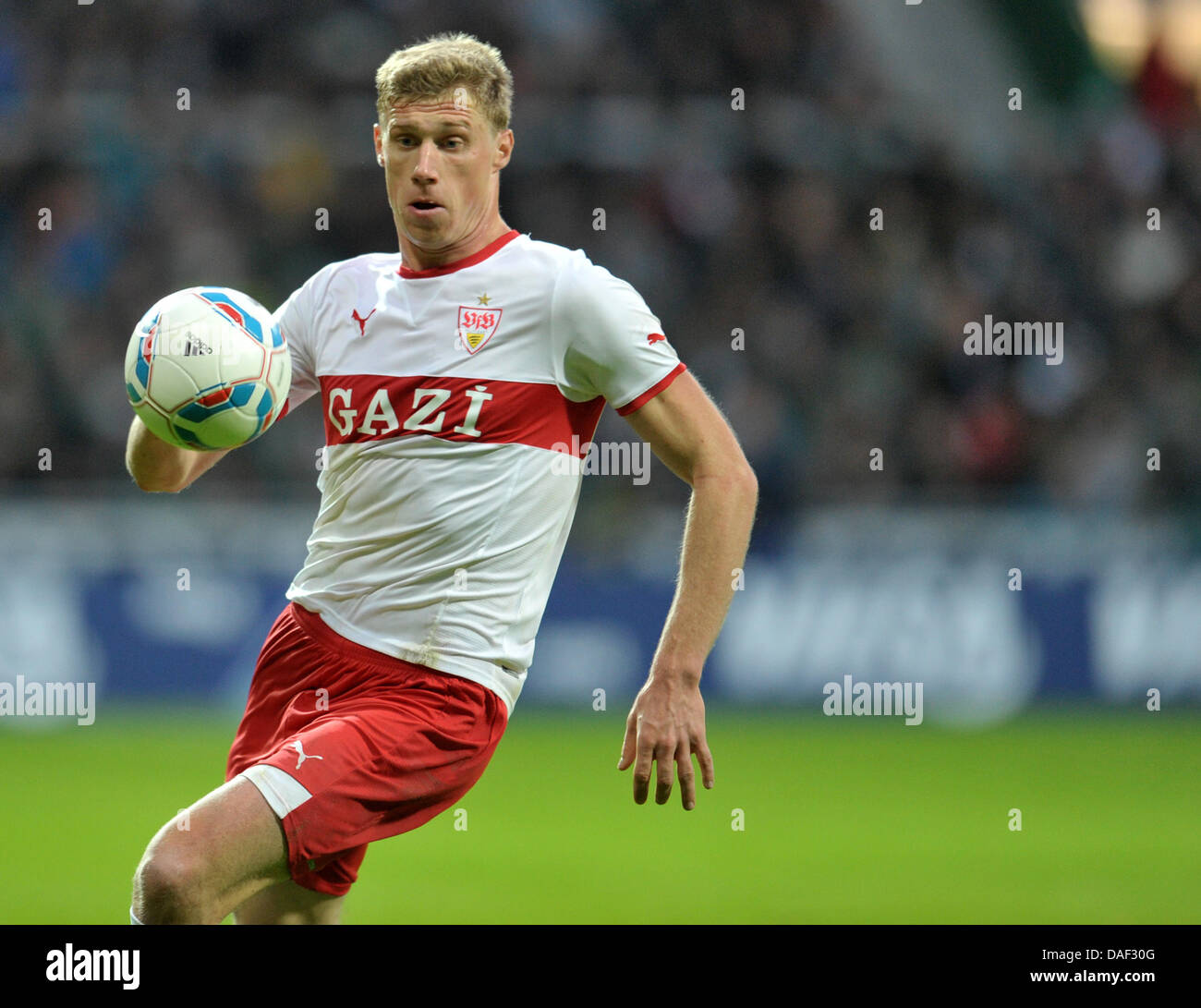 Der Stuttgarter Pavel Pogrebnyak läuft nach der Ball während der deutschen Fußball-Bundesliga-Fußball-Spiel SV Werder Bremen Vs VfB Stuttgart im Weser-Stadion in Bremen, Deutschland, 27. November 2011. Foto: Carmen Jaspersen Stockfoto