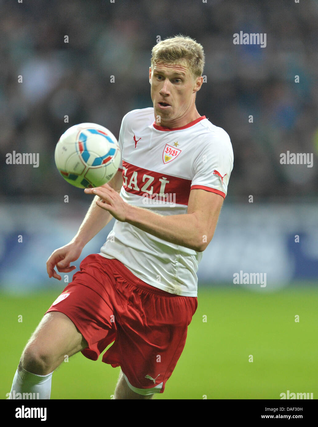 Der Stuttgarter Pavel Pogrebnyak läuft nach der Ball während der deutschen Fußball-Bundesliga-Fußball-Spiel SV Werder Bremen Vs VfB Stuttgart im Weser-Stadion in Bremen, Deutschland, 27. November 2011. Foto: Carmen Jaspersen Stockfoto