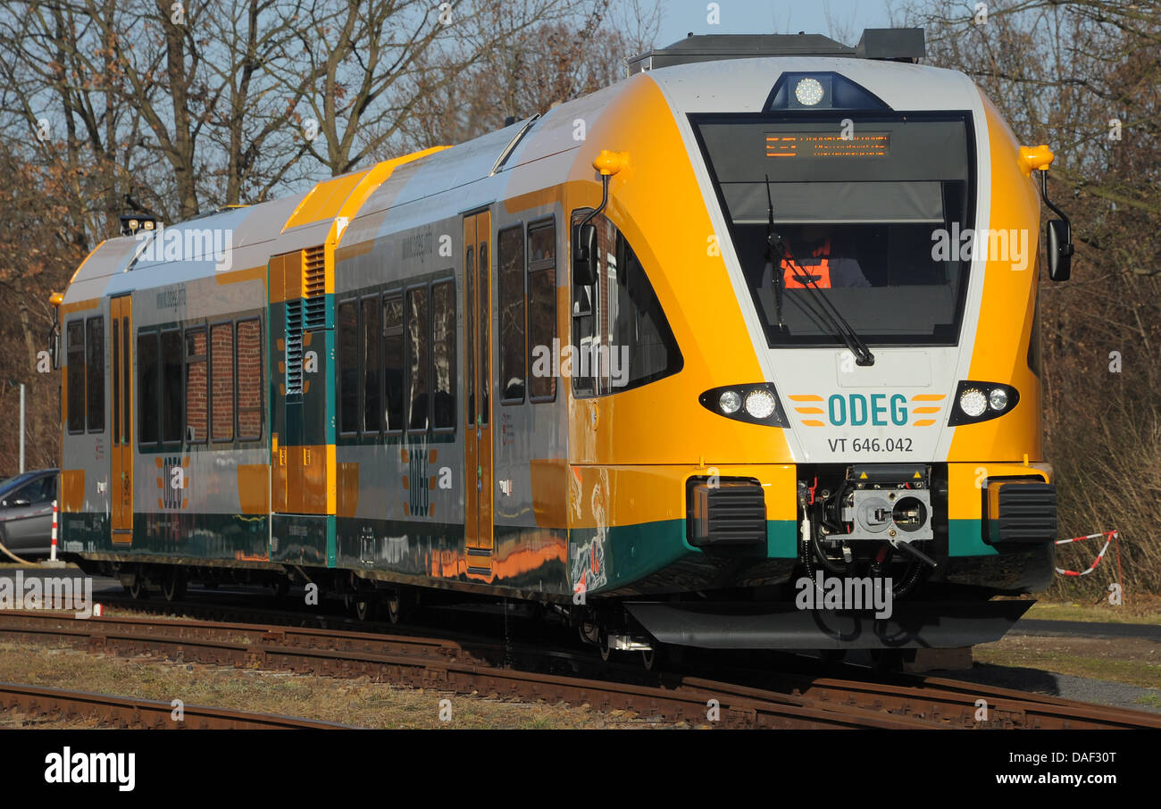 Eine Diesel-elektrische artikuliert Triebwagen der Stadler-Werk in Velten, Deutschland, 28. November 2011 verlässt. Die ostdeutschen Eisenbahn GmbH (ostdeutsche Eisenbahn Unternehmen ODEG) kauft sechs gegliederte Triebwagen auf den Regionalstrecken in Westbrandenburg verwendet werden. Foto: Bernd Settnik Stockfoto