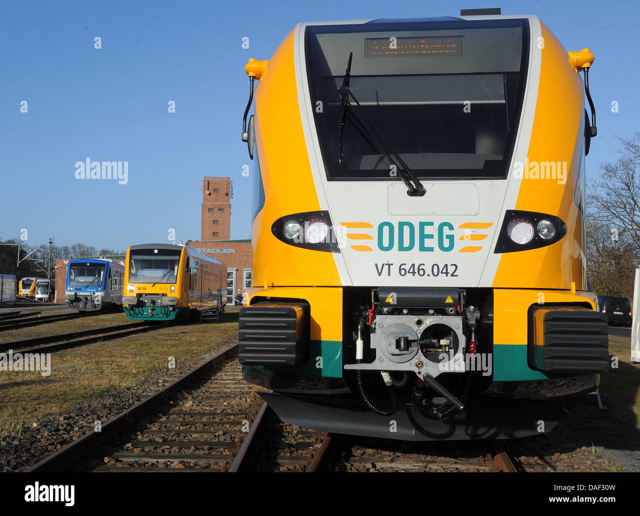 Gelenkige dieselelektrische Triebwagen steht vor dem Stadler-Werk in Velten, Deutschland, 28. November 2011. Die ostdeutschen Eisenbahn GmbH (ostdeutsche Eisenbahn Unternehmen ODEG) kauft sechs gegliederte Triebwagen auf den Regionalstrecken in Westbrandenburg verwendet werden. Foto: Bernd Settnik Stockfoto