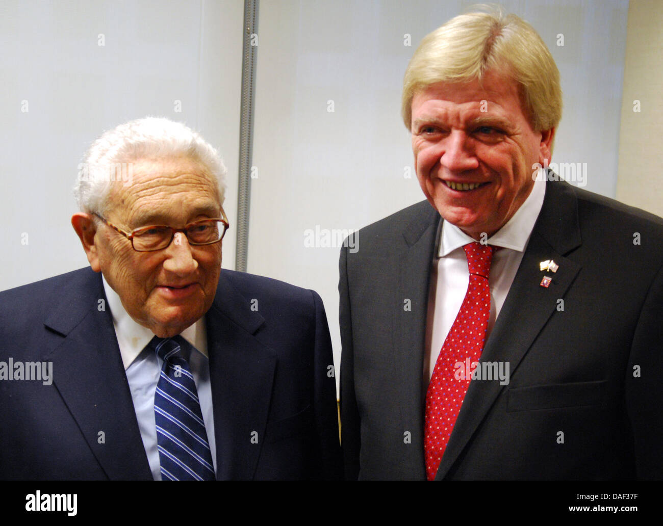 Ehemalige US Außenminister Henry Kissinger (L) und Hessens Ministerpräsident Volker Bouffier stehen in das Amt des Kissinger in der Park Avenue in New York, USA, 28. November 2011. Der ehemalige uns Außenminister bezeichnet die Zukunft Europas optimistisch gesehen. Foto: CHRIS MELZER Stockfoto