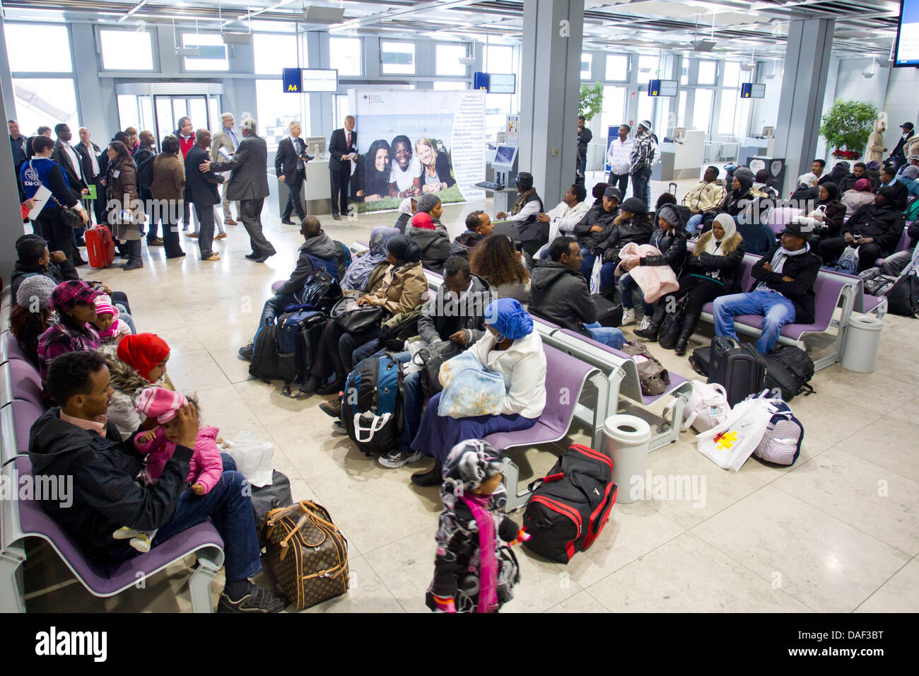 Afrikanische Flüchtlinge aus Malta sitzen in der Wartehalle nach der Ankunft am Flughafen in Nürnberg, 29. November 2011. Deutschland erhält 153 afrikanische Flüchtlingen aus Malta. 147 kamen nach Nürnberg am Mittag. Foto: DANIEL KARMANN Stockfoto