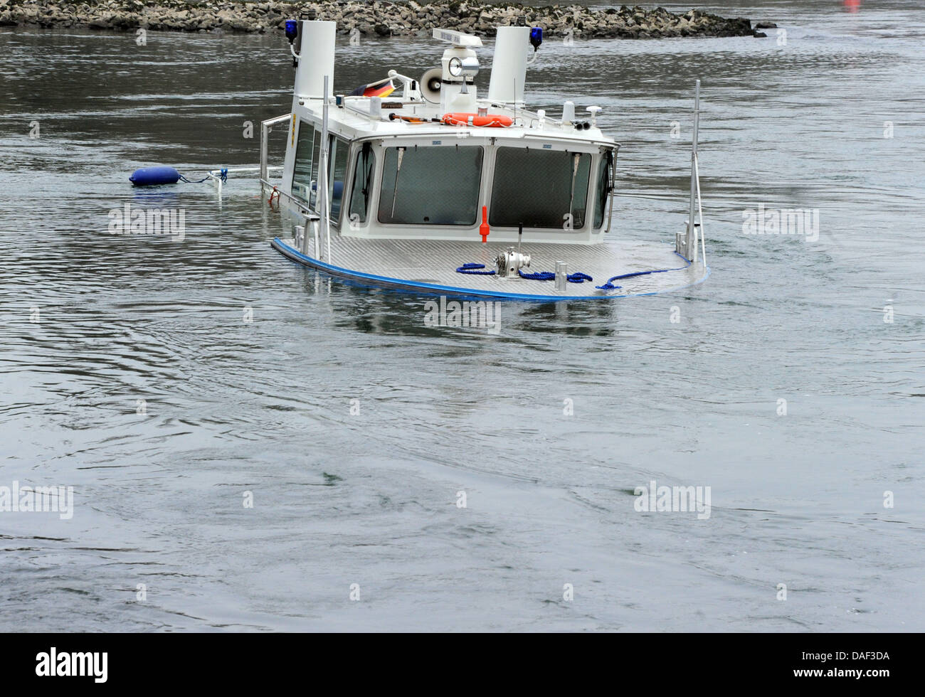 Ein Polizei-Boot liegt im Rhein versenkt in der Nähe von Karlsruhe, Deutschland, 29. November 2011. Das Wasser-Polizei-Patrouillenboot kollidierte mit einem Tanker mit schlechten Sichtverhältnissen und ein Leck nach Angaben der Polizei am 29. November 2011 entsprungen. Es trieb dann deaktiviert und eine nahende Tanker Schiff die unverletzte Offiziere aus dem schnell sinkenden Schiff gerettet und ihr Boot geschleppt. Ivestigat Stockfoto