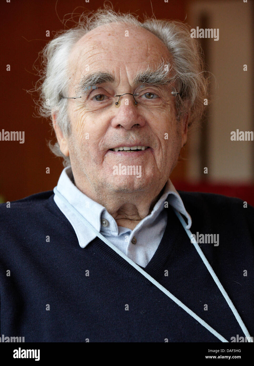 Französischer Komponist und Oscar Gewinner Michel Legrand gibt ein Interview auf der Stifterlounge der Hamburger Oper in Hamburg, Deutschland, 29. November 2011. Von Hollywood bis Hamburg: Legrand hat bereits drei Academy Awards für seine Filmmusik jetzt 79 Jahre alten Musik für ein Ballett geschrieben hat. Foto: Georg Wendt Stockfoto