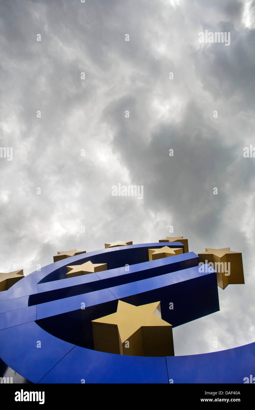 Datei - datiert eine Archiv Bild 16 08 2011 zeigt dunkle Wolken über die Euro-Skulptur in Fornt von der Europäischen Zentralbank (EZB) in Frankfurt Am Main, Deutschland. Der Euro sinkt auf 30. November 2011 von 1,33 Dollar seinen Wert. Foto: Frank Rumpenhorst Stockfoto