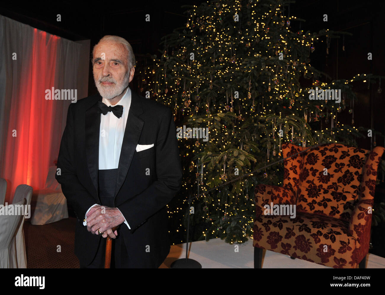 Der britische Schauspieler Christopher Lee, um das UNICEF-Gala "Maerchenstunde   verlangte Lesen Fuer UNICEF kommt' ('Märchenstunde - prominente lesen für UNICEF") im Four Seasons Hotel in München, 30. November 2011. Der Reinerlös werden an UNICEF Wohltätigkeitsorganisationen gespendet. Foto: Felix Hoerhager Stockfoto