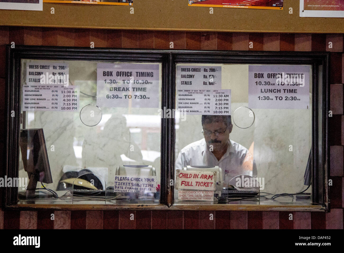 Ticket Office echtliche Kino Colaba Mumbai alten berühmten Artdeco Stockfotografie Alamy