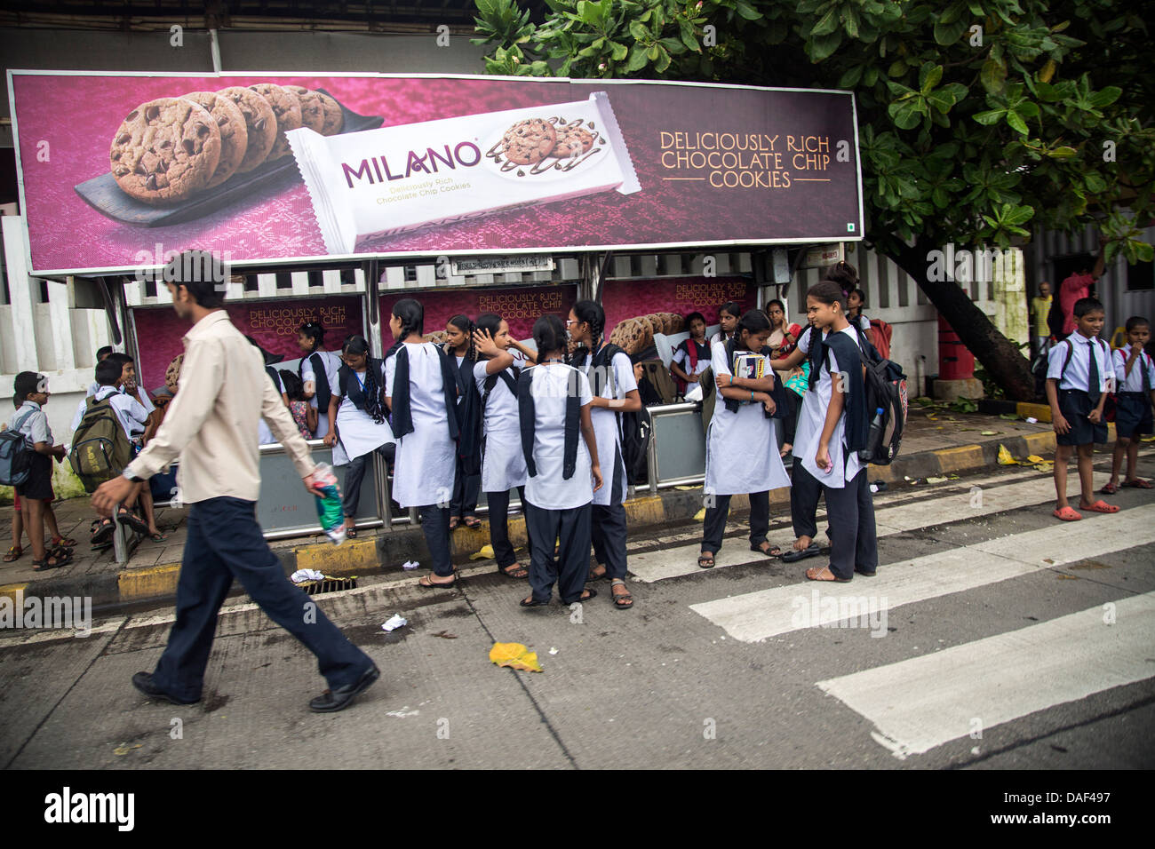 Bushaltestelle in Mumbai Schulmädchen warten auf bus Stockfoto