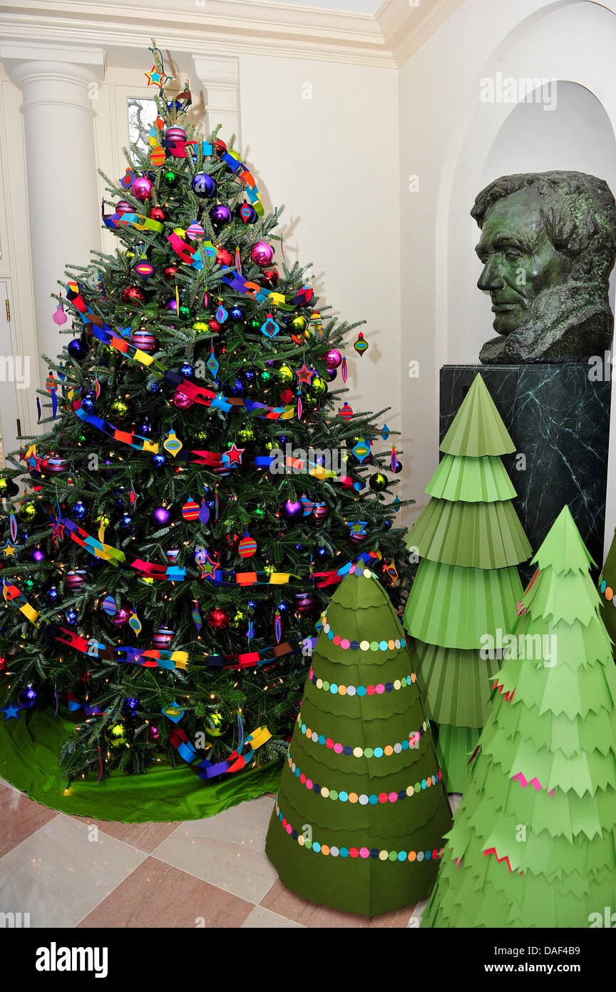 Papier und natürlichen Weihnachtsbaum vor der Abraham Lincoln-Büste im Bereich "Buchhändler" des weißen Hauses. Das Thema für das Weiße Haus Weihnachten 2011 ist Glanz, geben, teilen - unzählige Möglichkeiten, wie, die wir Mitmenschen heben können, setzen unser Bestes, die selbst nach vorne in den Geist der Saison, feiern, verbringen Zeit mit Freunden und Familie, feiern die Freude des Gebens zu den anderen und sh Stockfoto