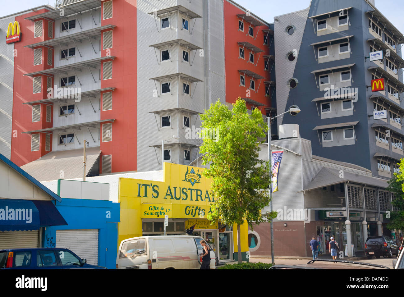 Wohnungen und Geschäfte im Stadtzentrum von Darwin, Australien Stockfoto