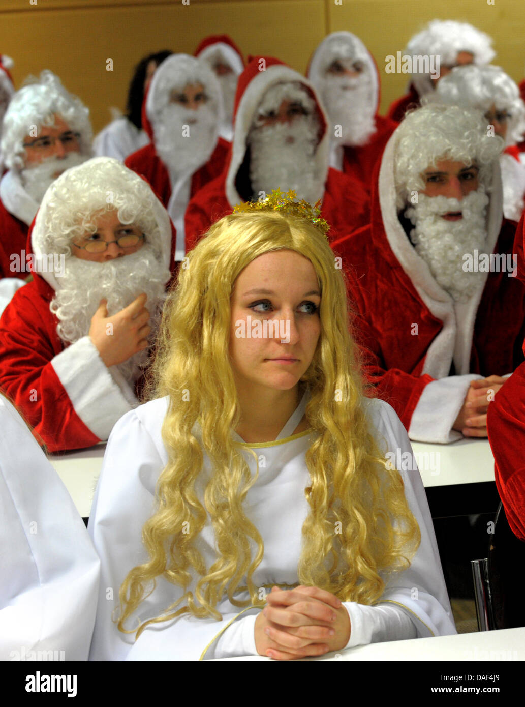 Zahlreiche Schüler Weihnachtsmänner und Engel besuchen eine Baugruppe an der technischen Universität in Dresden, Deutschland, 1. Dezember 2011. Sie Proben Rollenspiele, peinliche Situationen und erfahren Sie mehr über ihre Kleiderordnung. Jährlich buchen rund 600 Familien in Dresden, der Weihnachtsmann oder das Christkind. Foto: Matthias Hiekel Stockfoto