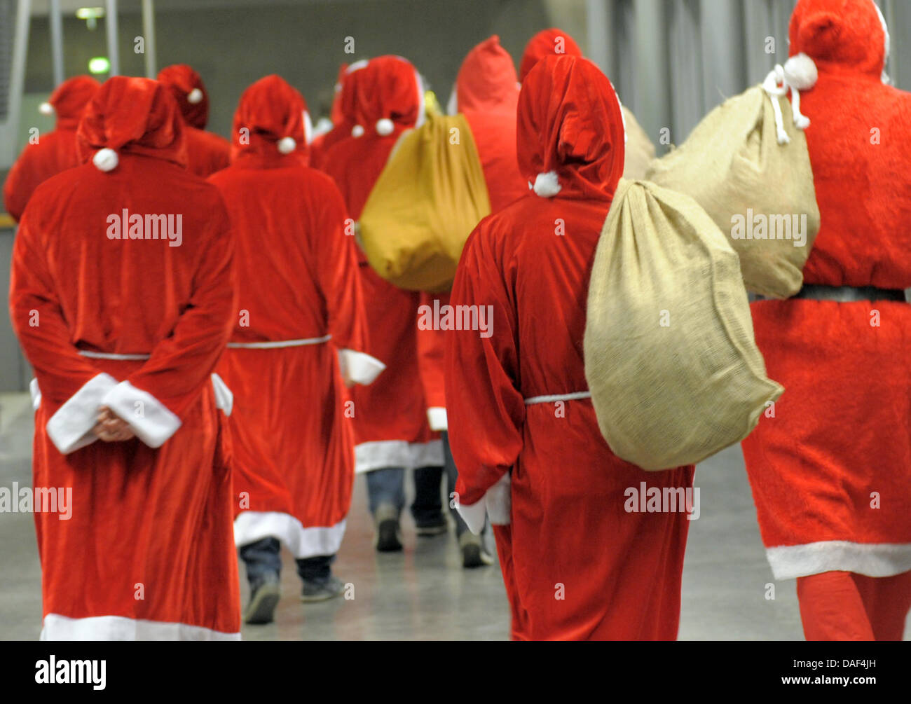 Zahlreiche Schüler Weihnachtsmänner kommen auf einer Versammlung der Weihnachtsmänner und Engel an der technischen Universität in Dresden, Deutschland, 1. Dezember 2011. Sie Proben Rollenspiele, peinliche Situationen und erfahren Sie mehr über ihre Kleiderordnung. Jährlich buchen rund 600 Familien in Dresden, der Weihnachtsmann oder das Christkind. Foto: Matthias Hiekel Stockfoto