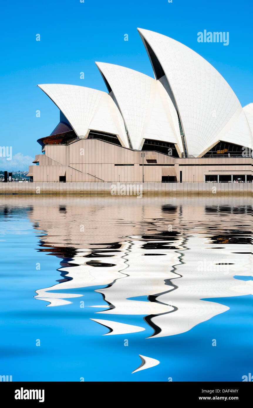 Ansicht des Sydney Opera House mit Spiegelung im Wasser in Australien Stockfoto