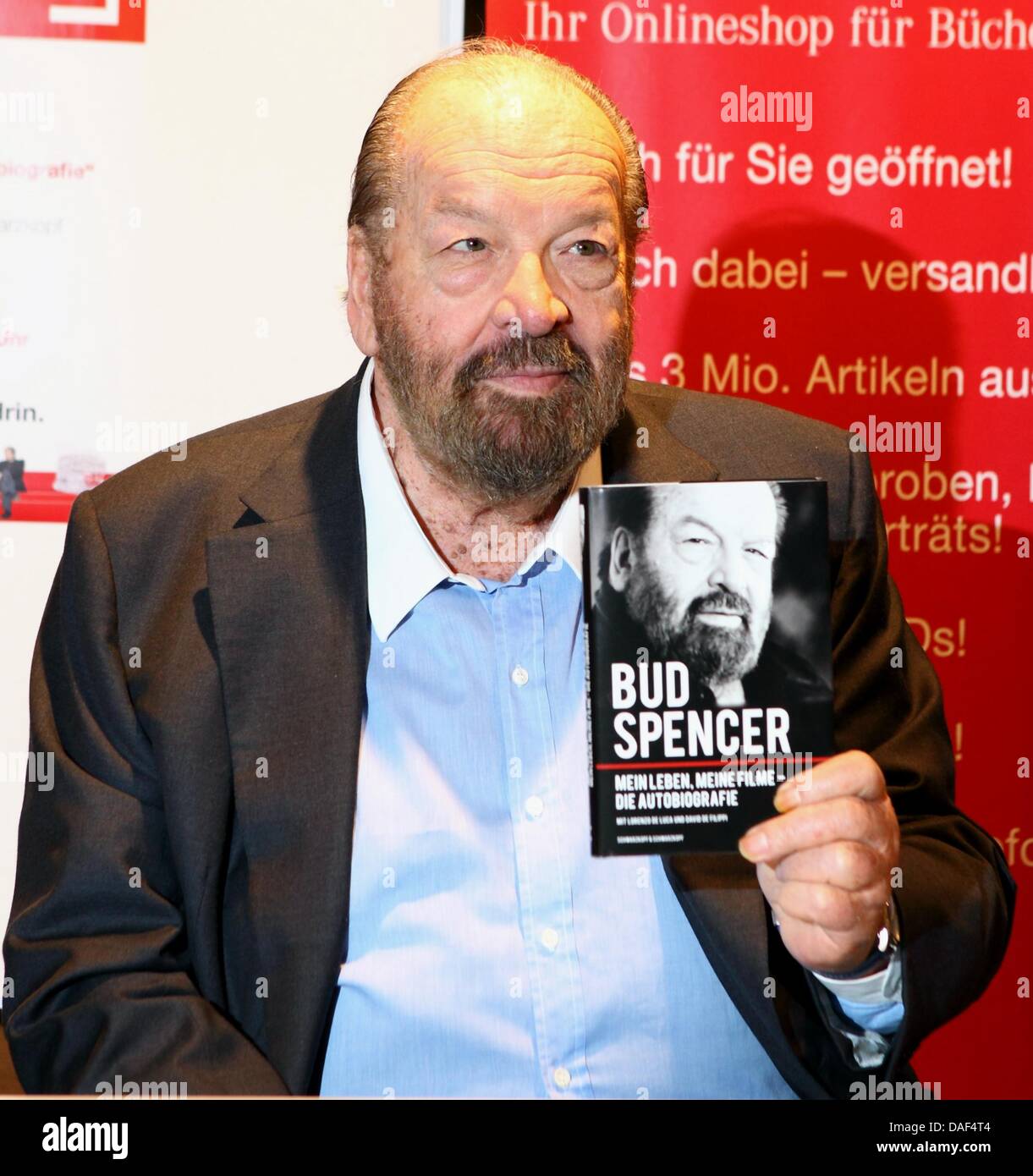 Italienischer Schauspieler Bud Spencer besucht eine Autogrammstunde für die Förderung seines Buches "Bud Spencer _ Mein Leben, Meine Filme" (Bud Spencer - mein Leben, meine Filme) in Stuttgart, Deutschland, 1. Dezember 2011. Foto: Benjamin Beytekin Stockfoto