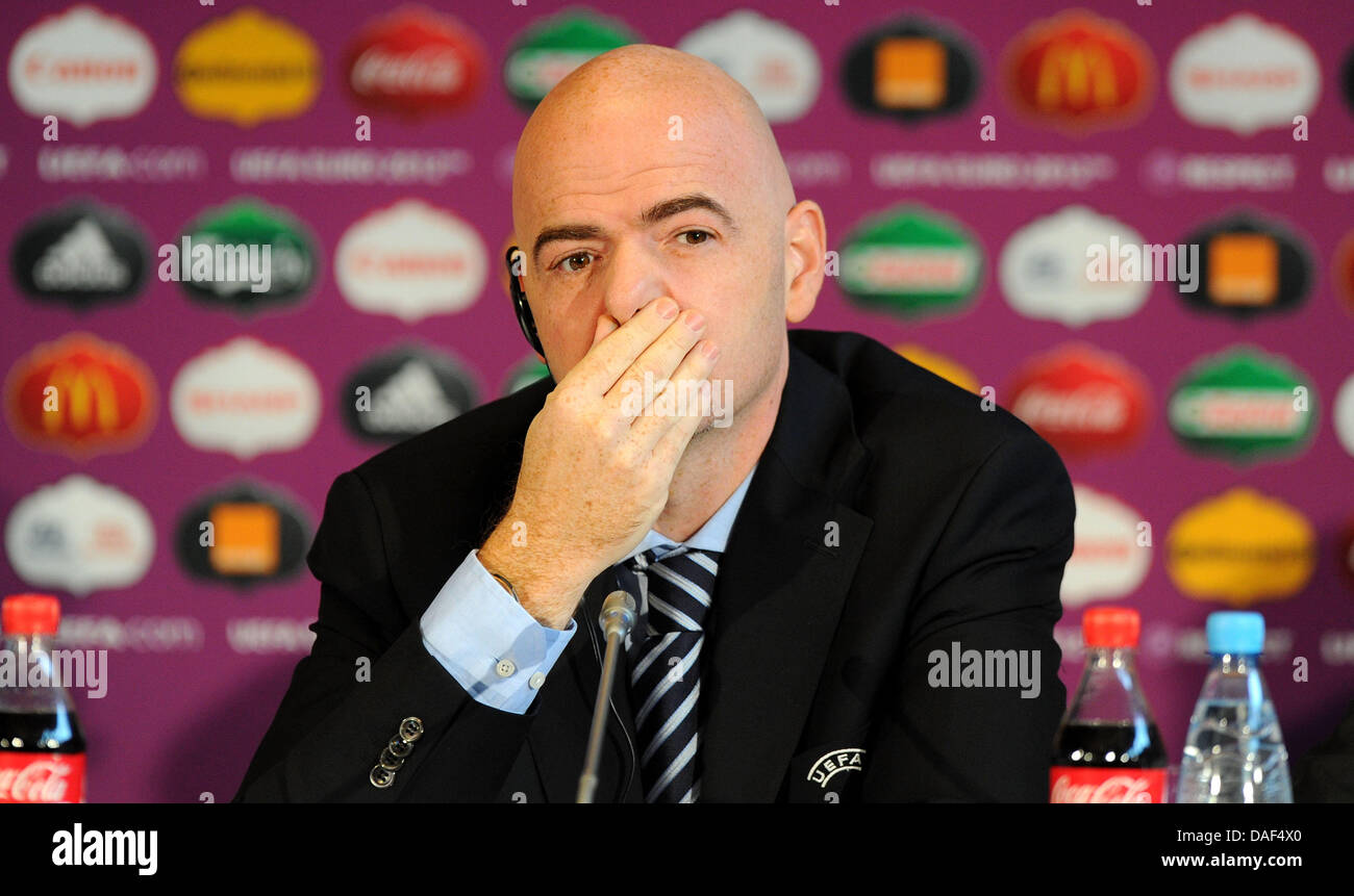 UEFA-Generalsekretär Gianni Infantino reagiert während einer Pressekonferenz in Kiew, Ukraine, 2. Dezember 2012. Die Fußball-Europameisterschaft statt findet von 08 Juni bis 1. Juli 2012 in Polen und der Ukraine. Foto: Thomas Eisenhuth dpa Stockfoto