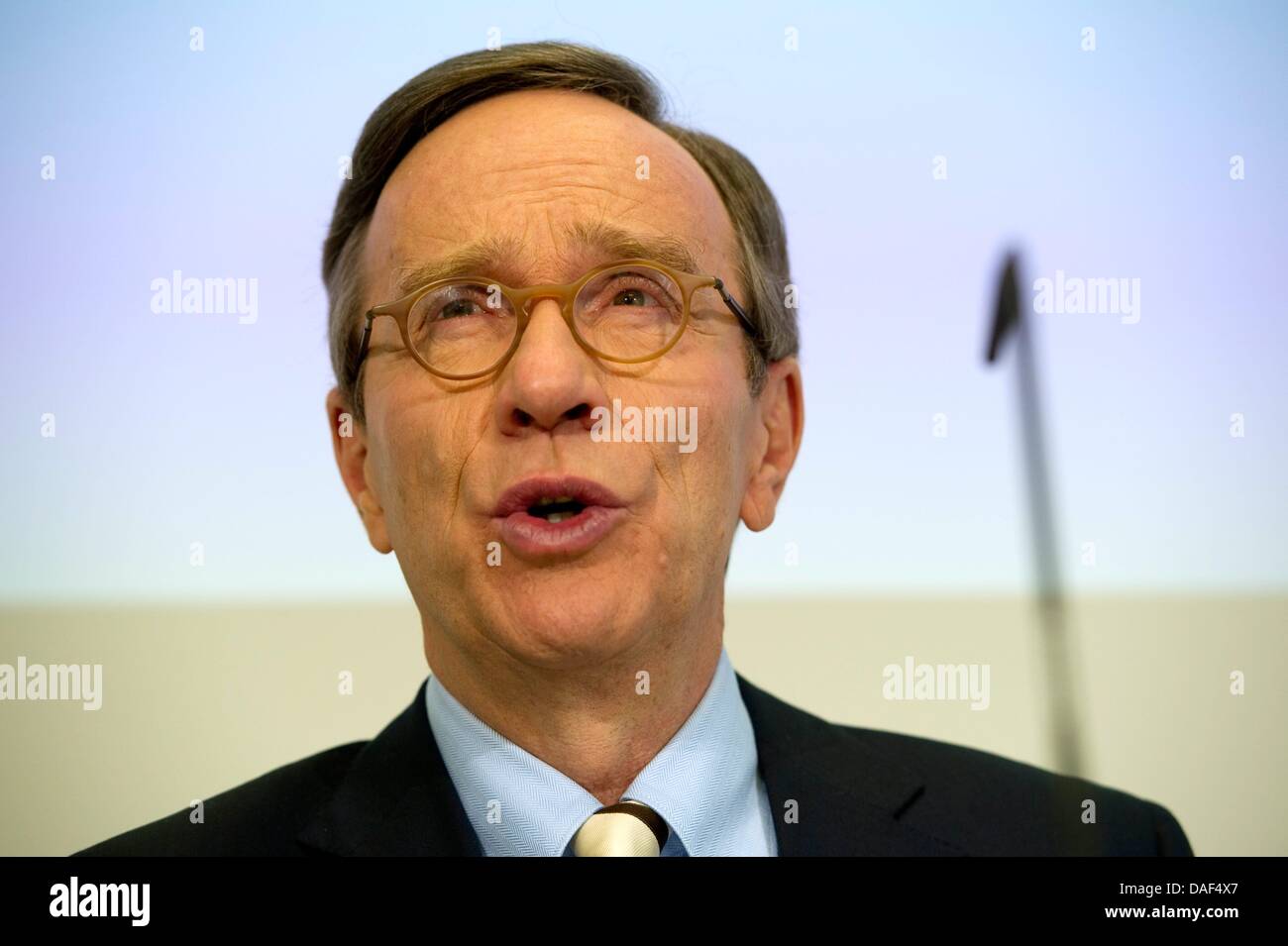 Matthias Wissmann, Präsident der Interessengemeinschaft von der Automobilindustrie (VDA), spricht auf der VDA-Jahrespressekonferenz in Berlin, Deutschland, 2. Dezember 2011. Wissmann erwartet 2012 ein Wachstum von vier Prozent auf eine insgesamt 68 Millionen Pkw. Foto: Sebastian Kahnert Stockfoto