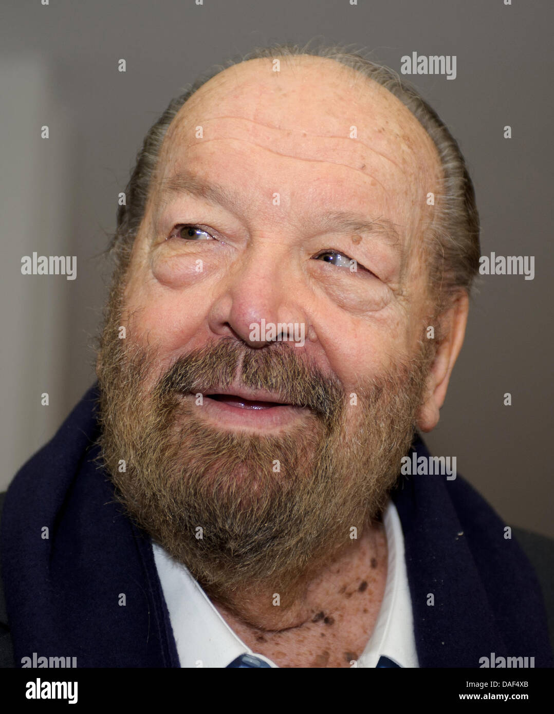 Italienischer Schauspieler Carlo Pedersoli Besser Bekannt Als Bud Spencer L Und Seine Doppelte Klaus Loeffler Spaziergang Ins Rathaus Zum Schwaebisch Gmuend Deutschland 2 Dezember 2011 60 Jahre Nach Seiner Zeit Als Hochleistungs Schwimmer