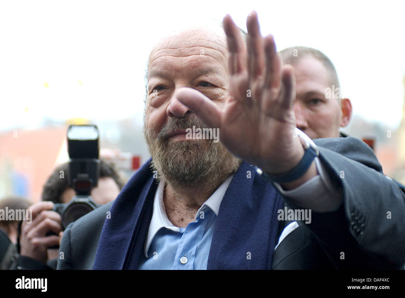 Italienischer Schauspieler Carlo Pedersoli Besser Bekannt Als Bud Spencer L Und Seine Doppelte Klaus Loeffler Spaziergang Ins Rathaus Zum Schwaebisch Gmuend Deutschland 2 Dezember 2011 60 Jahre Nach Seiner Zeit Als Hochleistungs Schwimmer